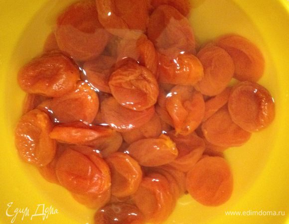 Промойте и залейте кипятком курагу на 5 — 15 минут (в зависимости от ее мягкости).