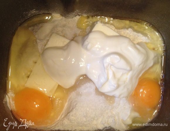 Просейте муку и замешайте тесто, добавив дрожжи и остальные ингредиенты.