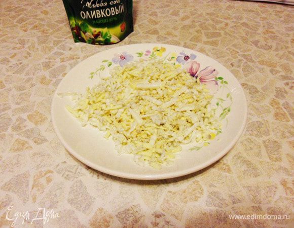 Вареные яйца натираем на крупной терке.