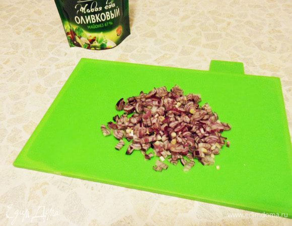 Нарезаем красный репчатый лук мелкими кусочками.