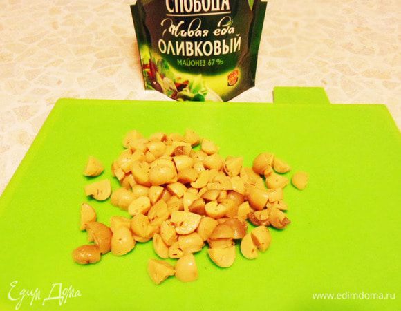 Шампиньоны откидываем на дуршлаг, чтобы стек маринад, затем нарезаем кусочками.