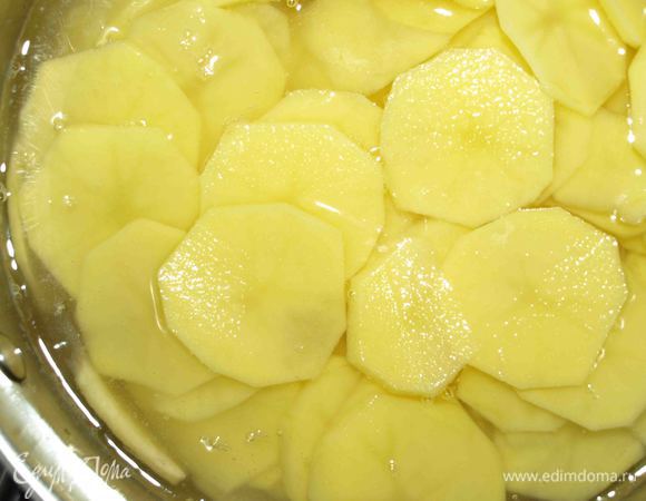 Залить водой, поставить на огонь. Довести до кипения и проварить 1 — 2 минуты.