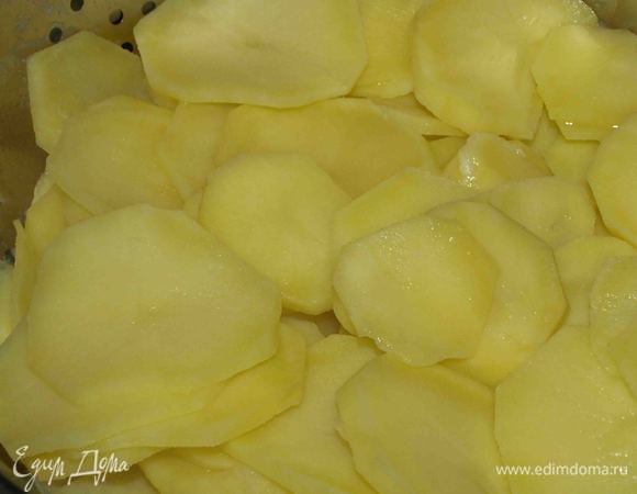 Откинуть картофель на дуршлаг, дать стечь полностью воде. Картофель остудить до комфортной для рук температуры.