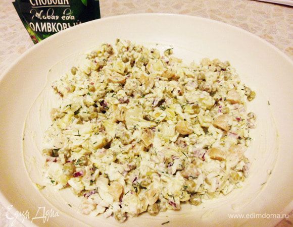 Добавляем соль, майонез. Перемешиваем.