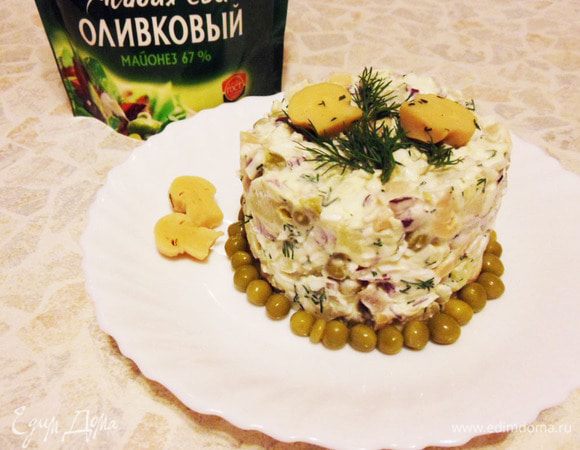 Салат выкладываем в салатник, украшаем по своему вкусу, ставим в холодильник на 45 минут. Я сделала порционную подачу. 