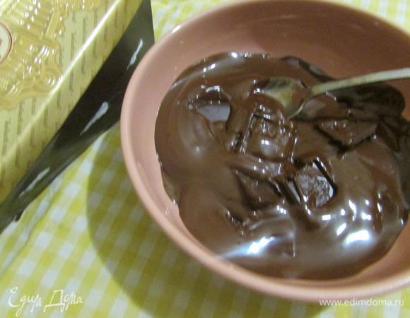 Шоколад поломать на кусочки и растопить удобным для вас способом. Я растопила в микроволновке.