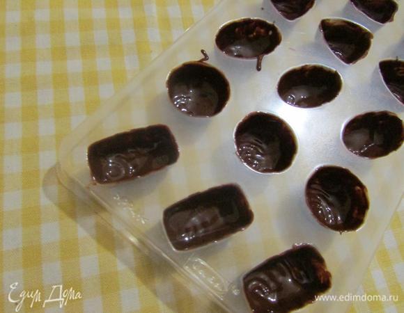 Аккуратно кисточкой нанести слой шоколада по дну и стенкам формы для конфет. Отправить в холодильник на 10 минут. Затем нанести второй слой шоколада. Вновь, поставить в холодильник до полного замерзания.