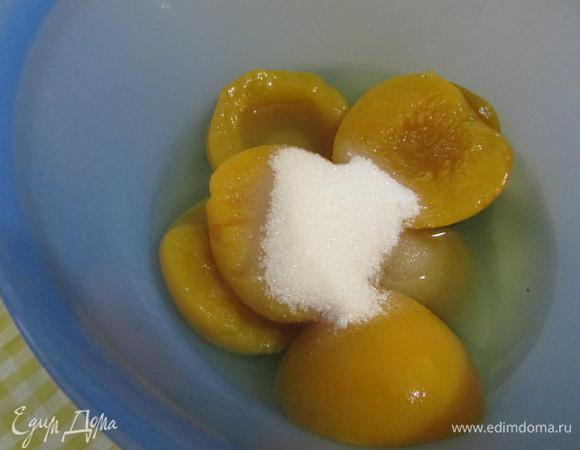 Этим временем приготовить мусс из консервированных персиков. В чаше соединить персики, 150 мл персикового сиропа, сахар и лимонную кислоту.