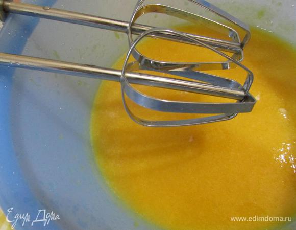 С помощью блендера (миксера) хорошо пюрировать массу.