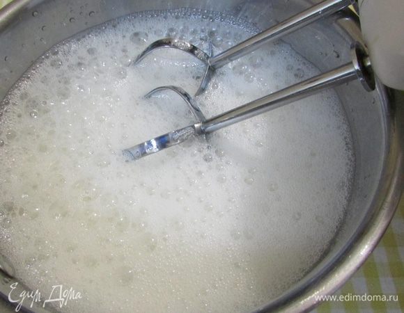 Желатиновую смесь взбить миксером в течение 1 минуты.