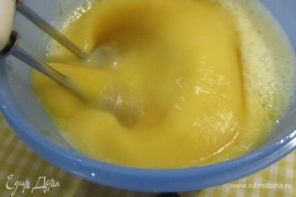 В желатиновую смесь добавить персиковую и хорошо взбить, примерно 5 — 6 минут.