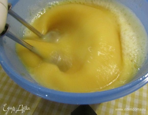 В желатиновую смесь добавить персиковую и хорошо взбить, примерно 5 — 6 минут.