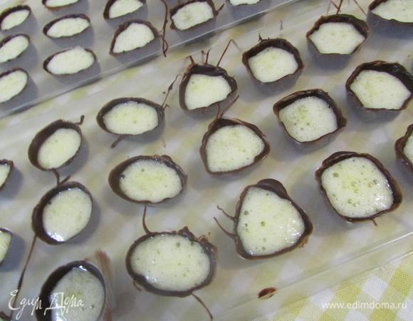 Мусс разложить в подготовленные шоколадные заготовки. На 40 минут отправить в холодильник. Затем покрыть оставшимся шоколадом (если шоколад за это время затвердел, растопить его повторно в микроволновке или на водяной бане). Конфеты поставить в холодильник.