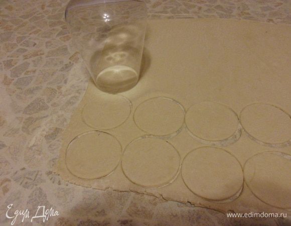 Тесто раскатать до 3 — 4 мм в высоту. Вырезать кружки диаметром около 5 см (я вырезала перевернутым бокалом). Делим кружки пополам.