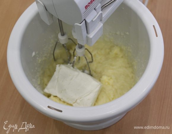 Клюкву предварительно залить кипятком, можно заливать крепким чаем  или коньяком.
Взбить масло комнатной температуры с сахаром.