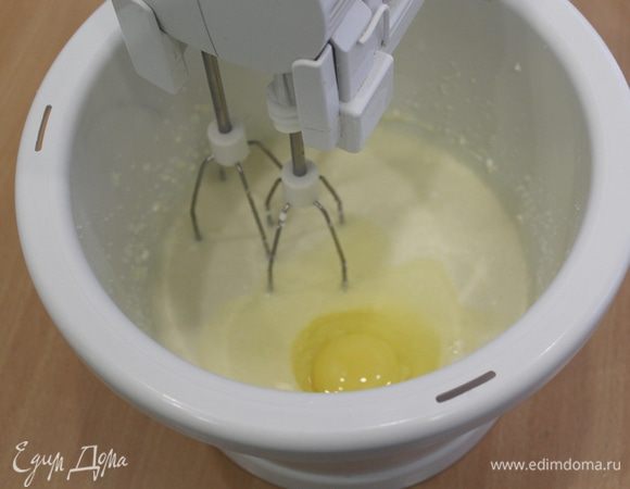 Затем добавить творог и еще раз взбить. При необходимости творог необходимо протереть через сито. Добавить  яйца и еще раз взбить.