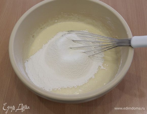 Просеять муку с разрыхлителем.