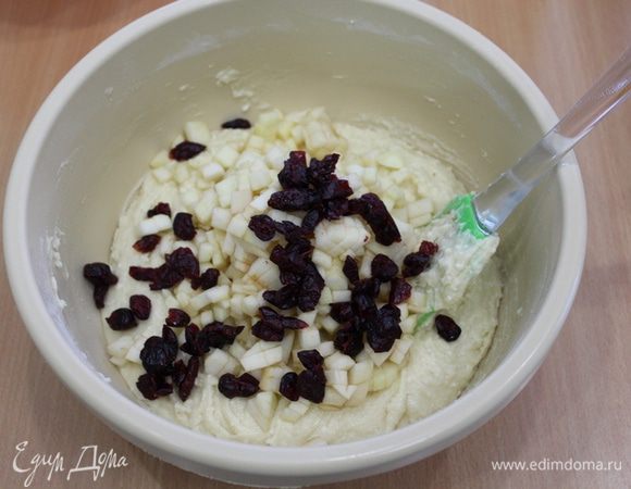 Яблоки очистить, нарезать кубиками, добавить вместе с клюквой в тесто.