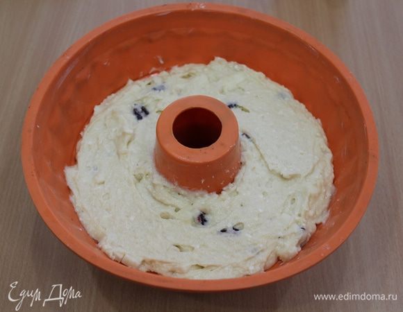 Смазать форму маслом, выложить в нее тесто.