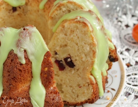 Кекс остудить, полить готовой глазурью либо обильно посыпать сахарной пудрой.