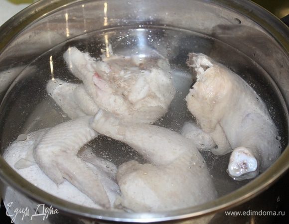 В кастрюлю выкладываем кусочки курицы, заливаем мясо водой и ставим на огонь. Даем воде закипеть, сливаем эту воду, мясо промываем под проточной водой, снова выкладываем мясо в кастрюлю и заливаем новой водой.
Добавляем в воду нарезанную пополам луковицу, морковь, нарезанную кружочками, лавровый лист, перец душистый горошком. Солим. Варим около 90 минут на слабом огне. За 10 минут до готовности бросаем мелко нарубленный чеснок.