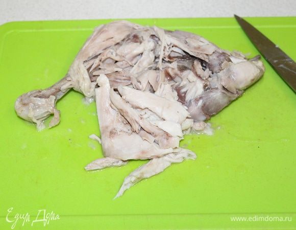 После этого слить бульон в отдельную емкость, мясо снять с костей.