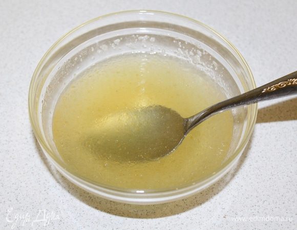 В небольшую часть бульона (200 — 250 мл) добавляем желатин. Даем желатину распуститься (20 минут). Обязательно прочитайте инструкцию к желатину, может быть разное количество используемой воды!