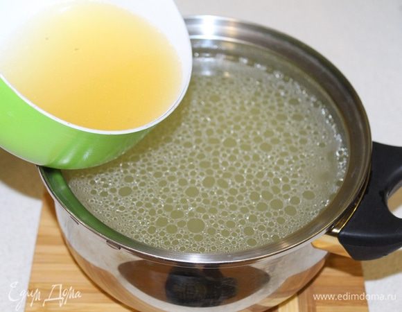  Затем вливаем набухший желатин в горячий бульон, чтобы желатин полностью растворился. Процеживаем бульон с желатином через марлю.