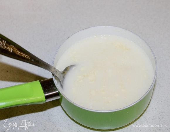 Два половника бульона с желатином отливаем в другую миску и добавляем майонез. Хорошо венчиком перемешиваем смесь.