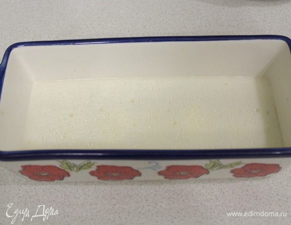 Теперь выливаем слой с майонезом. Отправляем в холодильник на 10 — 15 минут.