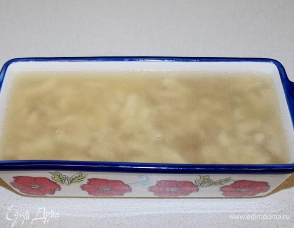 В самом конце заливаем слой прозрачного бульонного желе. Отправляем заливное в холодильник на 3 — 4 часа.