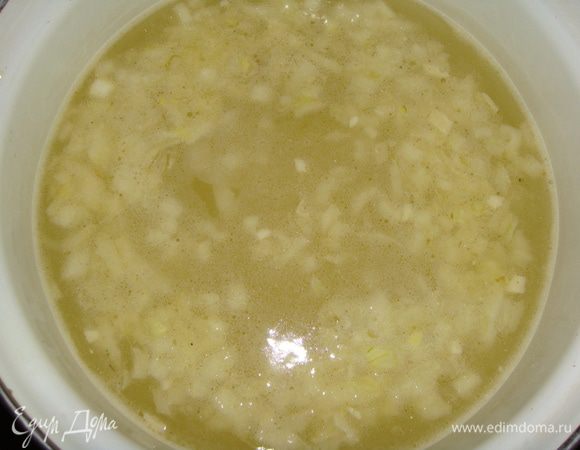 Бульон влить в кастрюлю, добавить обжаренный лук с чесноком и довести до кипения.