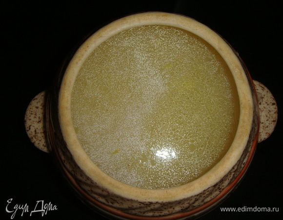 Добавить сливки и варить еще 5 минут. Разлить суп по горшочкам.