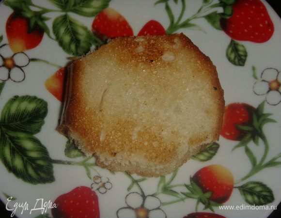 Белый хлеб обжарить на небольшом количестве масла. Сыр натереть на терке.