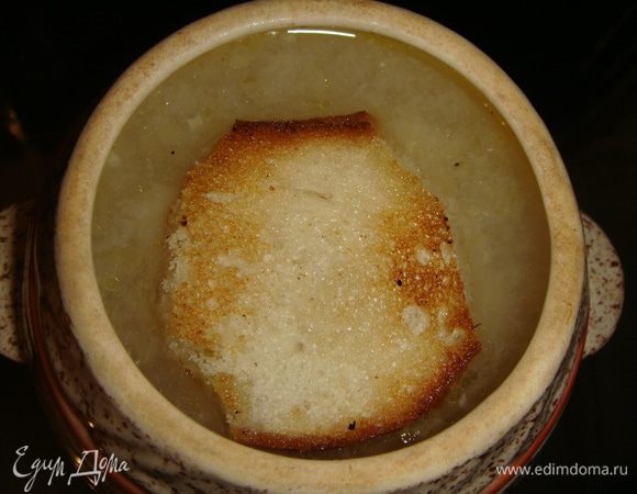 В горшочек поверх супа положить кусочек хлеба.