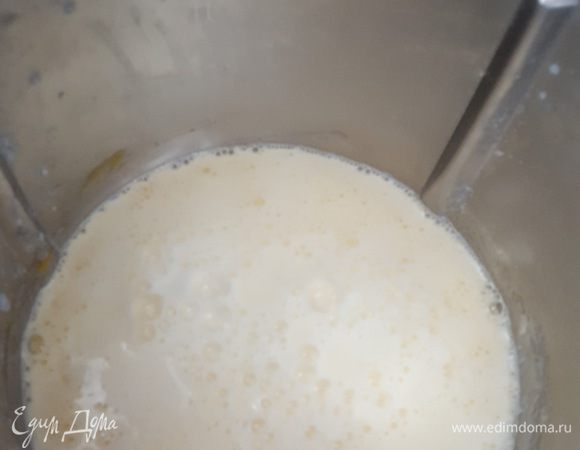 Продолжая взбивать, добавить теплое молоко тонкой струйкой, непрерывно взбивая венчиком. Довести тесто до однородной консистенции, влить примерно 50 мл растительного масла и еще раз хорошо взбить.
Жарить на раскаленной сковороде, периодически смазывая ее.
Приятного аппетита!