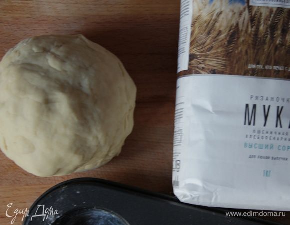 Быстро замесить тесто и убрать его в морозильную камеру на 10 минут.