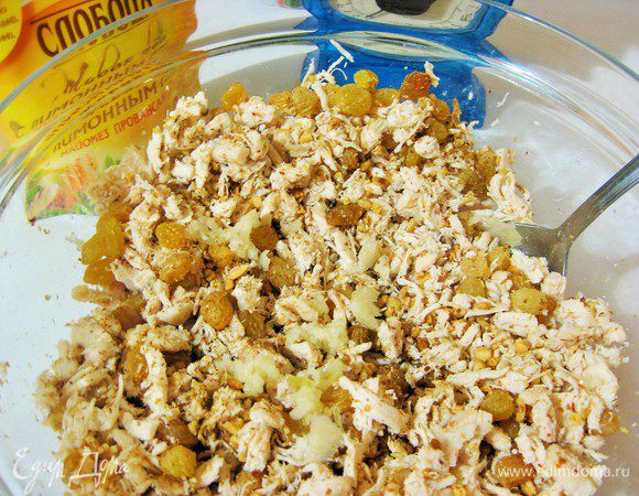 Добавляем измельченный чеснок.