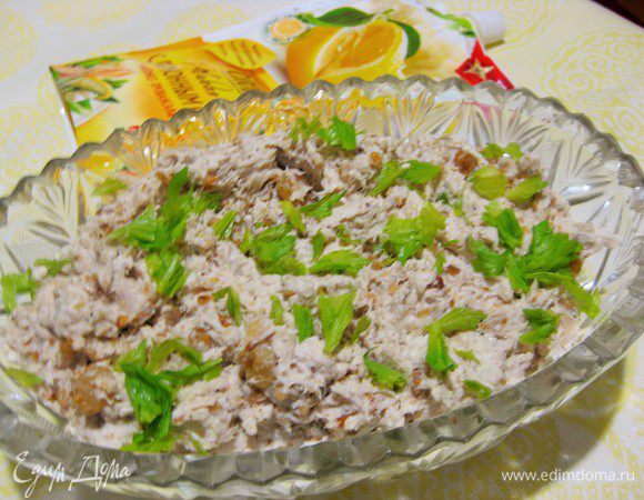 Сверху посыпаем салат зеленью. Салат готов!
Хорошо, если он постоит перед подачей несколько часов.