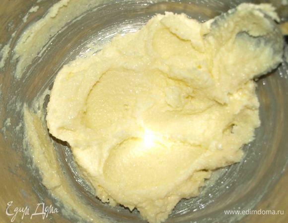 Масло взбиваем с сахаром.