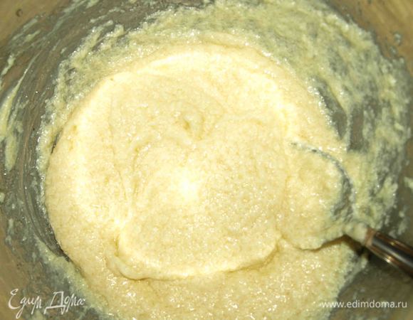 Все хорошо перемешиваем или взбиваем миксером.