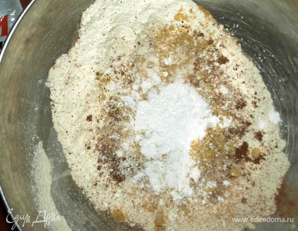 Муку просеиваем, добавляем разрыхлитель и пряности.