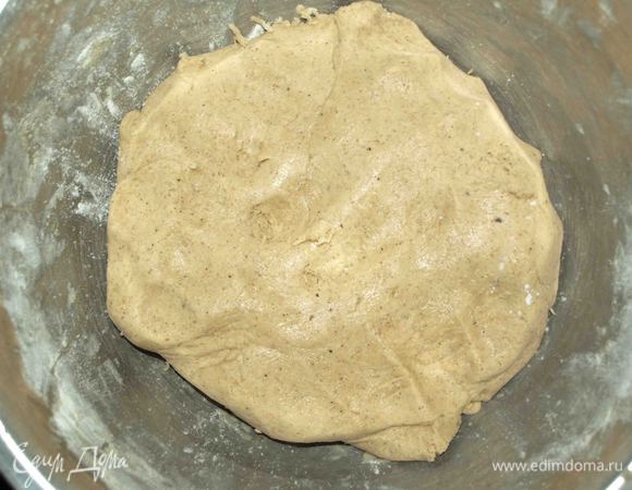 Соединяем жидкие и сухие ингредиенты. Замешиваем тесто. Тесто отправляем в холодильник на 2 — 3 часа.