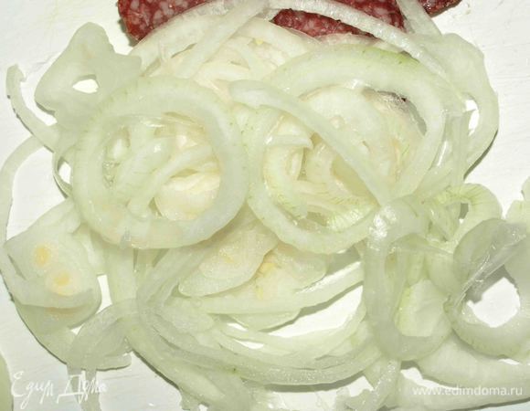 Лук нарезаем кольцами.