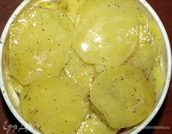 Сверху закрываем, еще одним слоем картофеля, солим, перчим, смазываем маслом. 
Получается три слоя картофеля и два слоя салями с луком. 
Ставим формочки на противень и оправляем в разогретую до 190°С духовку на 1 час, пока картофель не покроется золотисто-коричневой корочкой.  