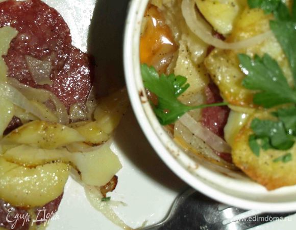 Готовый картофель достаем и подаем горячим. Приятного аппетита!