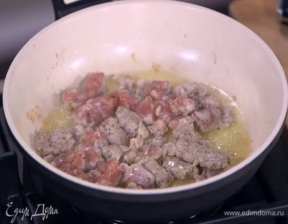 Разогреть в сковороде оливковое масло, выложить фарш из колбасок, размять лопаткой и обжарить до готовности.