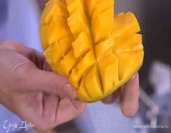 Манго почистить, мякоть нарезать маленькими кубиками.