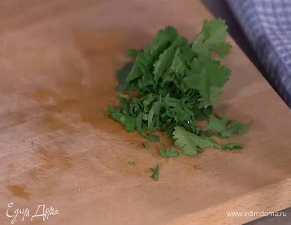 Кинзу мелко порубить.