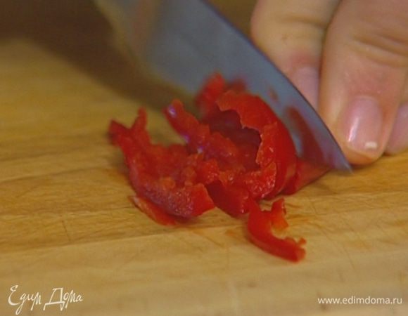Перец чили вместе с семенами тонко порезать.
